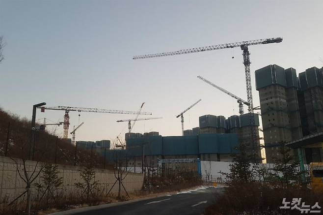 지난 22일 찾은 경기 화성시 동탄2신도시의 한 아파트 신축공사현장에 수 어대의 타워크레인이 세워져 있다. (사진=신병근 기자)