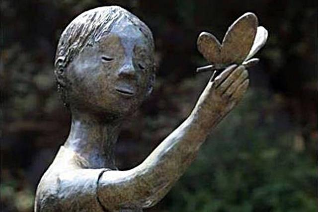 ▲'현수의 나비' 동상. 한국계 입양인 토머스 클레멘트 씨가 부인 김원숙 씨와 함께 현수의 안타까운 사연을 듣고 제작하게 된 동상이다. ⓒ현수기념재단(Hyunsu Legacy of Hope) 페이스북 캡쳐