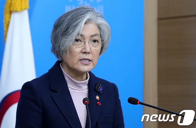 강경화 외교부 장관이 26일 오전 서울 종로구 도렴동 외교부 청사에서 언론 브리핑을 하고 있다. 2017.12.26/뉴스1 © News1 구윤성 기자