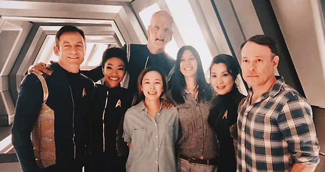 미국 연예 전문지‘엔터테인먼트 위클리’표지 촬영차 스튜디오에 모인 스타트렉 배우들이 작가 김보연(가운데)을 둘러싸고 환하게 웃고 있다. /김보연 작가 트위터