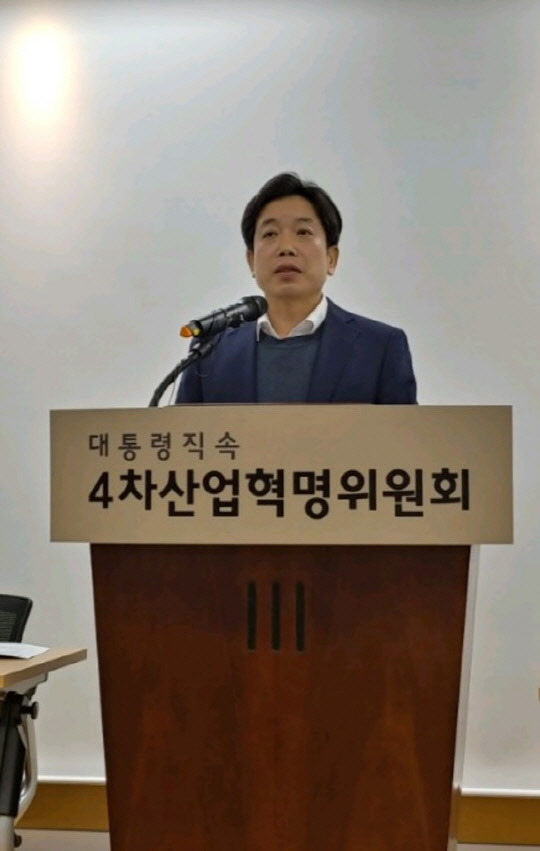 정석영 4차산업혁명위원회 지원단장이 27일 서울 광화문 KT빌딩에서 제3차 회의 사전 브리핑을 열고 이달 21∼22일 원주 KT연수원에서 개최한 '제1차 규제·제도혁신 해커톤' 결과를 발표하고 있다. <김지영 기자>