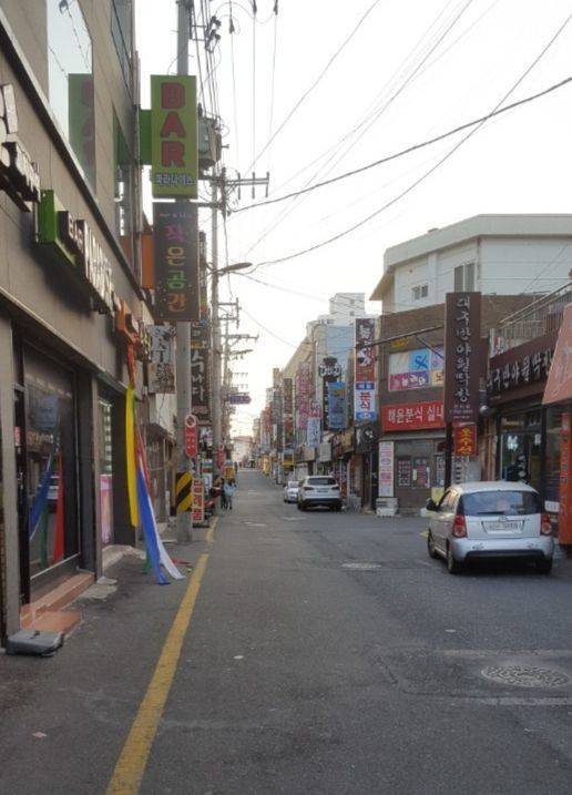 지난 18일 울산 동구 전하동 현대중공업 앞 먹자골목. 저녁 시간이 가까워지는데도 썰렁하다. 최은경 기자