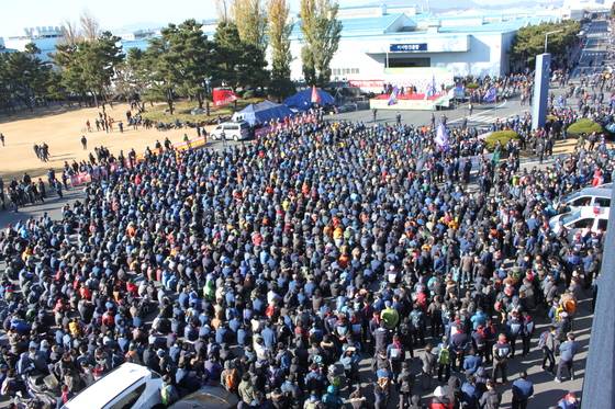 지난 12월 5일 현대자동차 노조가 울산공장 본관 광장에서 임단협 관련 파업 집회를 열고 있다. [연합뉴스]