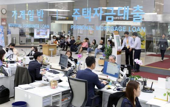 주택담보대출 문턱을 높인 신DTI가 당초 예정보다 한 달가량 늦은 내년 1월 말 시행될 예정이다. 기준 변화로 담보대출 한도가 크게 달라진다.