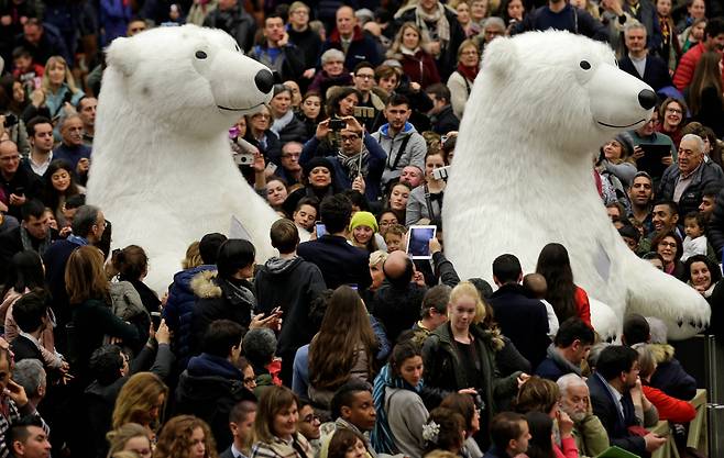 27일(현지시간) 바티칸의 바오로 6세 알현실에서 교황이 지켜보는 가운데 공연을 펼친 북극곰 인형팀은 청중들에게도 인기를 끌었다.[로이터=연합뉴스]