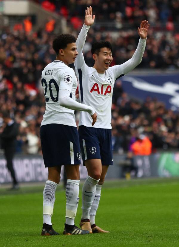 토트넘 손흥민이 26일 사우스햄턴전에 골을 넣은 뒤 델레 알리와 기뻐하고 있다. EPA연합뉴스