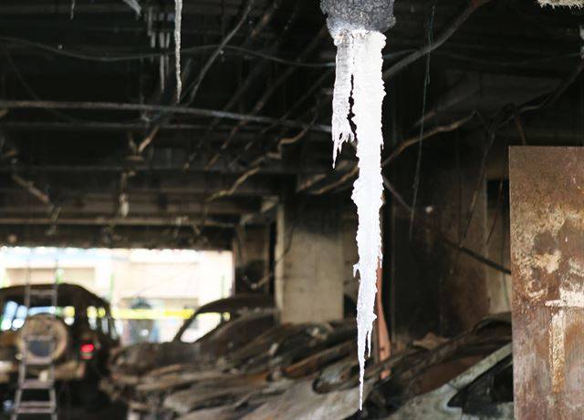 27일 충북 제천 스포츠센터 화재 참사의 현장인 1층 천장에 큰 고드름이 생겼다. 고드름이 매달린 천장은 검게 그을린 배선 등을 드러내고, 주차장은 불탄 차량이 그대로 있어 처참했던 당시 상황을 보여주고 있다. 연합뉴스