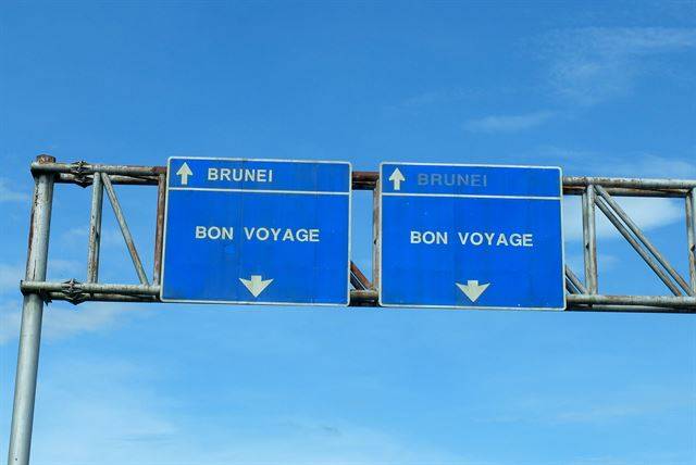 그들은 프랑스를 사랑하는 걸까, 그래서 넉넉하게 90일 체류를 허락하나. 쿠알라루라 출입국관리소 직전의 프랑스어 환영 인사.