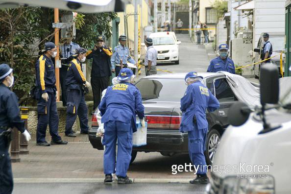 지난 9월 고베에서 닌교야마구치구미의 보디가드로 알려진 남성이 총을 맞아 사망한 사건이 발생해 경찰이 현장을 조사하고 있다. 게티이미지코리아