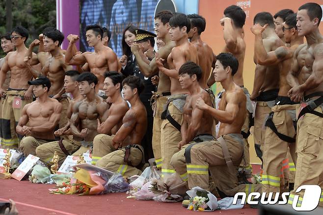 지난 4월20일 서울 영등포구 여의도공원 문화광장에서 열린 '제6회 몸짱 소방관 선발대회'에서 소방대원들이 포즈를 취하고 있다. 2017.4.20/뉴스1 © News1 황기선 기자