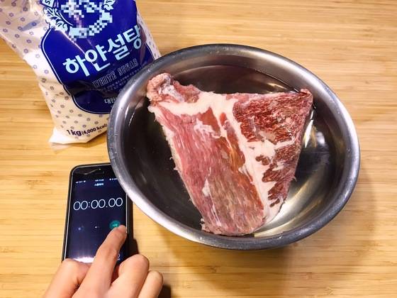 설탕물을 만들어 꽁꽁 언 스테이크용 고기를 넣어 해동하기 시작했다.