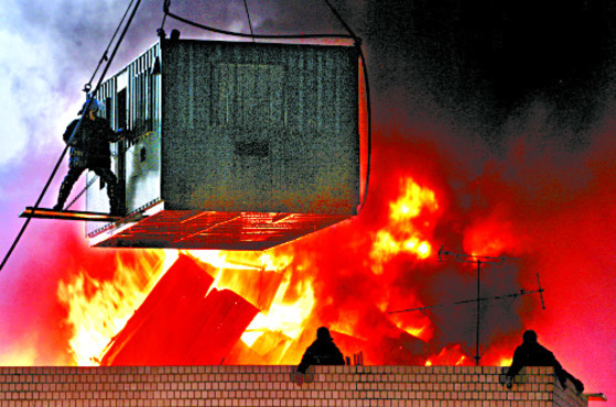 2009년 1월 20일 용산 재개발 보상대책에 반대해 서울 용산구 한강로 상가 건물에서 농성을 벌이던 주민에 대한 경찰의 해산 작업 과정에서 화재가 났다. [중앙포토]