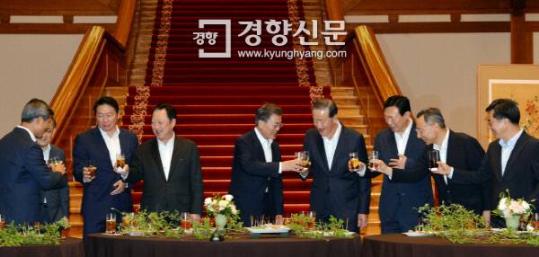 문재인 대통령이 지난 7월 28일 오후 청와대 본관 로비에서 기업인들과 칵테일을 마시며 대화를 나누고 있다. 참석자는 권오현 삼성 부회장, SK 최태원 회장, 롯데 신동빈 회장, GS 허창수 회장(전경련 회장), 현대중공업 최길선 회장, KT 황창규 회장, 대한항공 조원태 사장, 대한상의 박용만 회장.     서성일 기자(청와대사진기자단)