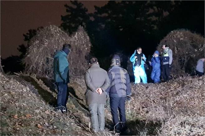 전북 군산시 내초동 인근 야산에서 고준희 양 시신을 수색중인 경찰의 모습(사진=김민성 기자)