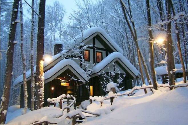 새하얀 눈이 소복하게 쌓인 '닝구르 테라스' 겨울 풍경. (사진=자유투어 제공)