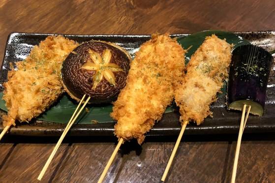 ‘쿠시카츠쿠시엔’의 대표 음식인 쿠시엔 오마카세. 손님의 성별·연령대 등을 고려해 구성한다. 보통 식기 전에 먹도록 한두 개씩 손님에게 내는데 사진 촬영을 위해 5개를 한꺼번에 담았다. 이 접시는 남성에게 주로 나가는 차림이다. 왼쪽부터 돼지 등심·표고버섯·닭 안심·소 갈빗살·가지.