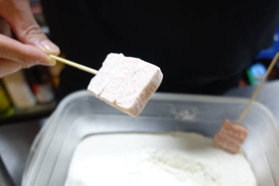 이베리코 돼지고기 항정살을 튀기기 위해 쌀가루를 묻혔다.