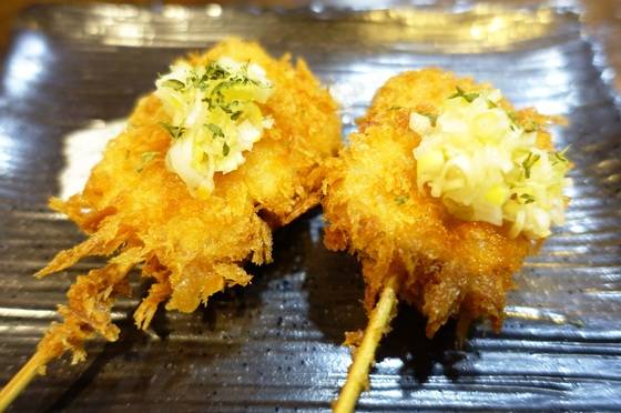 이베리코 항정살 쿠시카츠에는 느끼함을 잡아주는 시큼한 파소스를 올려준다.