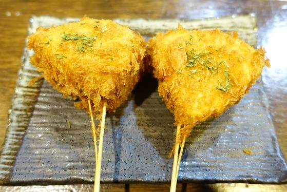 어묵 무 쿠시카츠는 현재 시험 중인 메뉴다. 김상호씨는 ’이런 것도 튀길 수 있다는 걸 보여주려고 개발하는 메뉴“라고 했다.