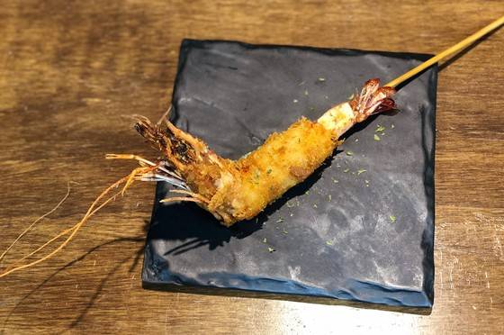 큰 새우를 수염까지 고스란히 튀긴 울트라 새우 쿠시카츠. 하나에 5000원으로 이 집에서 가장 비싼 쿠시카츠다.