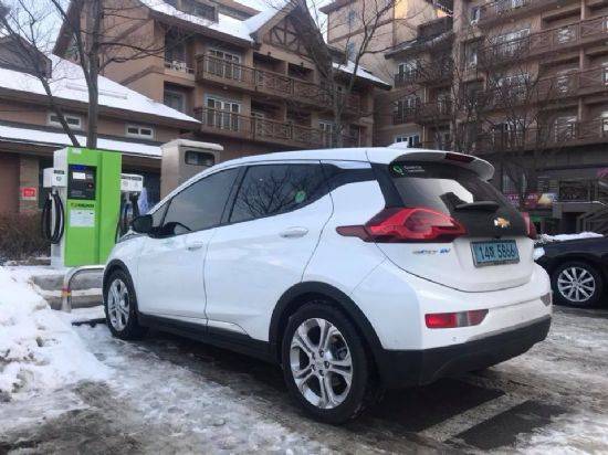 평창 알펜시아 리조트 체크인 센터 앞에는 한국전력 전기차 급속충전기 두 대가 설치됐다. (사진=지디넷코리아)