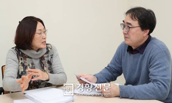 신춘문예 소설 부문 본심 심사위원 최윤 작가(왼쪽)와 황종연 동국대 교수가 지난달 19일 경향신문 편집국에서 본심에 오른 응모작들을 최종 검토하고 있다.  이상훈 선임기자