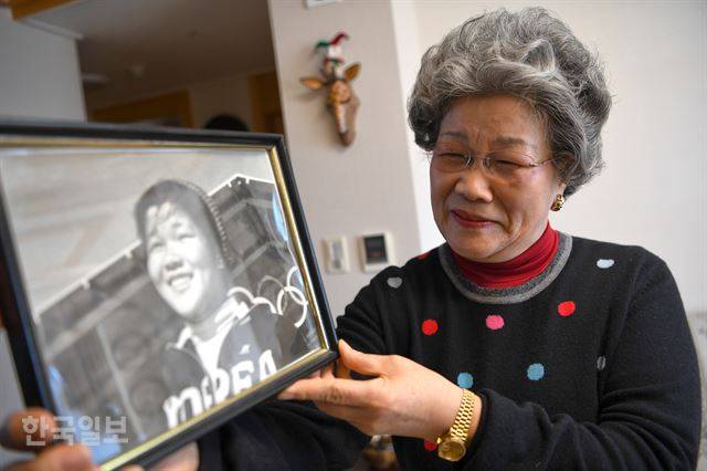 김경회씨가 1960 스쿼밸리 동계올림픽 출전 당시 사진을 보고 미소짓고 있다. 류효진기자