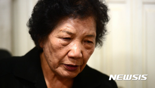 【서울=뉴시스】추상철 기자 = 이한열 열사 어머니 배은심 여사가 '6.10민주항쟁 30주년을 맞아 인터뷰를 하고 있는 모습. 2018.01.01. (사진 = 뉴시스 DB)
