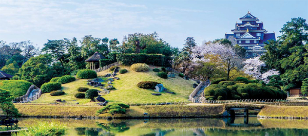 벚꽃 가득한 고라쿠엔 정원 및 오카야마성.