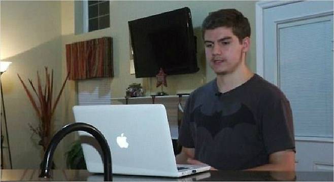 아이폰 배터리 게이트를 가장 먼저 제기한 고등학생 타일러 바니 (캡처=폭스TV)