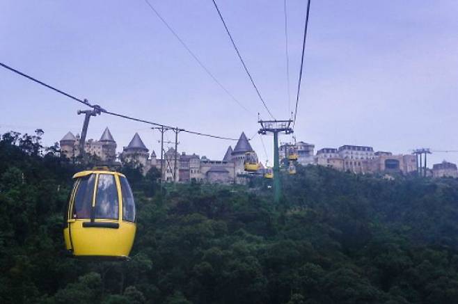 케이블카를 타고 올라가면 유럽식 정원과 놀이시설을 갖춘 바나힐 파크를 만날 수 있다(사진=온라인투어 제공)