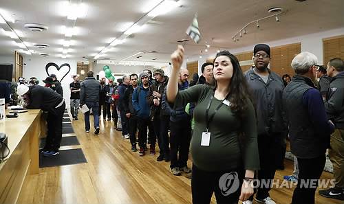 마리화나 구입 차례 기다리는 애호가들 (로스앤젤레스 EPA=연합뉴스) 미국 캘리포니아주가 새해 첫날부터 기호용 대마초(마리화나)의 판매를 합법화하자 1일(현지시간) 오클랜드의 마리화나 취급업소 하버사이드 디스펜서리에 이를 구매하려는 사람들이 몰려와 차례를 기다리고 있다.     ymarshal@yna.co.kr
