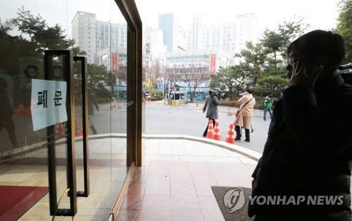 굳게 잠긴 문 앞에 선 노동자  (대전=연합뉴스) 김소연 기자 = 호텔 리베라 유성이 폐업에 돌입한 지 이틀째인 2일 오전 대전 유성구 호텔 리베라 유성에서 해고된 직원이 '폐문'이라고 쓰인 출입구 앞에 서 눈물을 훔치고 있다. 직원들이 매일 드나들던 곳이지만, 출입구가 자물쇠로 잠긴 탓에 들어갈 수 없었다. 2018.1.2