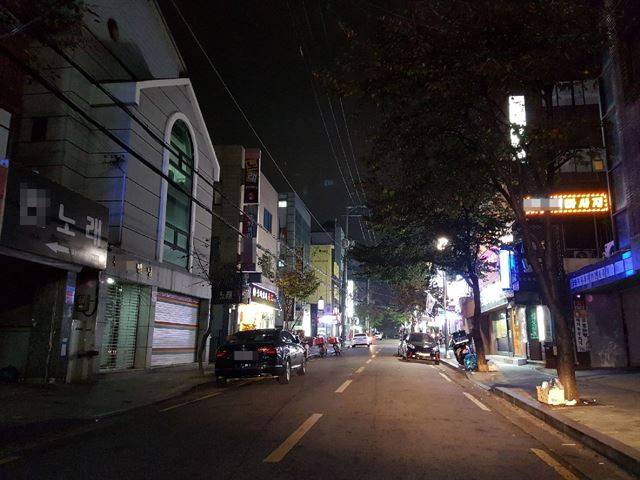 1일 서울 송파구 가락본동 내 ‘먹자골목’에 즐비했던 노래방 간판 불이 대부분 꺼져 있다.