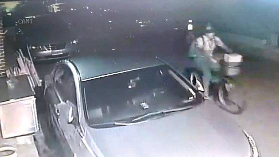 전남 나주의 정신병원에서 전자발찌를 훼손하고 도주한 살인미수 전과 탈북자 유태준이 지난 10월 18일 인천시 남동구 거리에서 자전거를 타고 이동하고 있다. [사진제공=독자 조성철씨·전남경찰청]