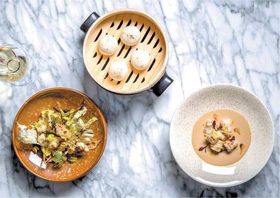 알랭 듀카스가 협업 만찬에서 선보인 메뉴.