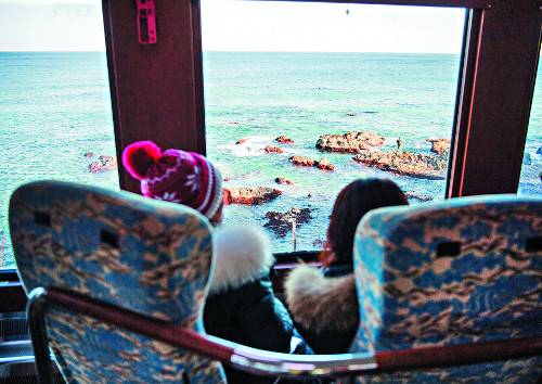 바다를 향해 좌석이 배치된 바다열차서 본 동해 풍경.