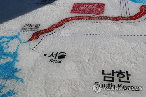 남북관계 '해빙기' (파주=연합뉴스) 임병식 기자 = 북한이 판문점 연락채널을 개통하겠다고 밝힌 3일 경기도 파주시 임진각에서 접경지역 지도 위에 얼음이 햇빛에 녹고 있다. 2018.1.3      andphotodo@yna.co.kr