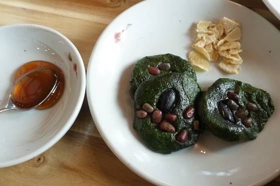 디저트로 나온 쑥개떡·편강과 조청