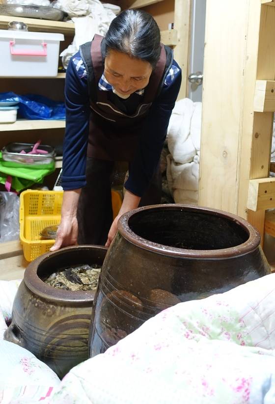 술 항아리를 자랑하는 정순자 여사. 키가 작고 펑퍼짐한 저 항아리는 전남 어느 곳의 옹기 무형문화재를 찾아가 모양도 설명하고 자연 유약으로 해달라고 주문해 제작했다고 한다.