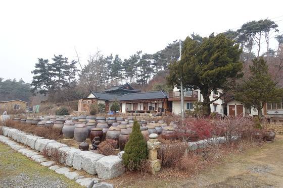 왼쪽은 집안 암자, 가운데 일자 집은 1936년에 지은 살림집이다.