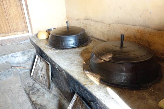 살림집 부엌에 걸린 가마솥 2개. 일주일에 18L씩 양념으로 쓰는 조청을 골 때 주로 쓴다. ‘소박한 밥상’은 음식의 단맛을 조청·과일과 복분자 청만으로 낸다.