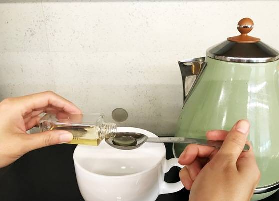 식초로 보온병 내부를 씻을 때는 먼저 미지근한 물에 섞은 후 보온병 안에 담는다.