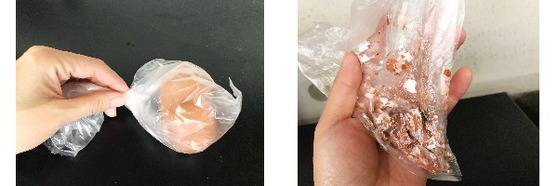 작은 비닐봉지에 달걀껍데기를 넣고 손으로 주무르거나 스푼으로 눌러 빻으면 쉽다.