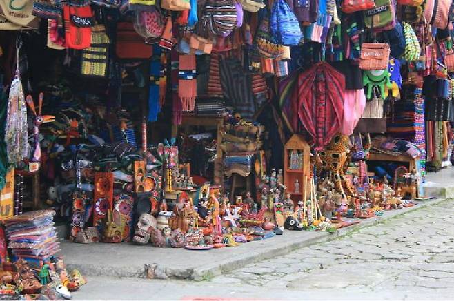 치치카스테낭고의 전통시장에서는 화려한 색을 자랑하는 마야 민속공예품을 실컷 구경할 수 있다(사진=오지투어 제공)