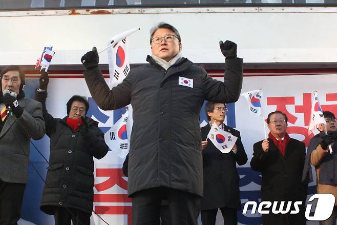 6일 조원진 대한애국당 대표가 대구 중구 반월당에서 열린 '박근혜 대통령 인권유린 중단 및 무죄 석방 촉구 태극기집회'에서 발언을 하고 있다. 2018. 1. 6/뉴스1 © News1 정지훈 기자