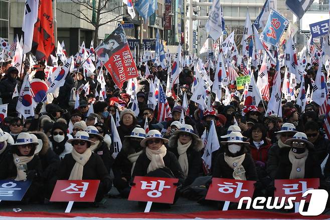 6일 보수단체 회원들이 대구 중구 반월당에서 '박근혜 대통령 인권유린 중단 및 무죄 석방 촉구 태극기집회'에 참가해 '박근혜 대통령 무죄 석방'을 촉구하고 있다. 이날 집회를 주최한 박근혜 대통령 인권유린 중단 및 무죄석방 천만인서면운동본부(이하 천만인서명운동본부)는 '박근혜 대통령 무죄'를 주장했다. 2018. 1. 6/뉴스1 © News1 정지훈 기자