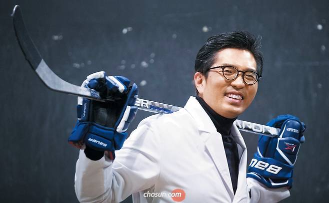 2일 서울 방배동 자신이 운영하는 체육관에서 한의사 가운을 입고 하키 스틱을 들고 선 김성균. 그는 “운동 한두 시간 땀 흘려 하는 것보다 평소 스마트폰 덜 보고 덜 앉아 있는 게 몸에 훨씬 더 유익하다”고 했다. / 김지호 기자
