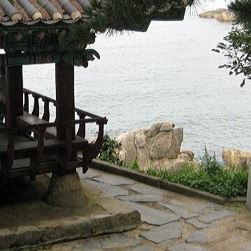 천학정 오른쪽에서 바라볼때 강아지 모습이 선명하다. [사진 김순근]