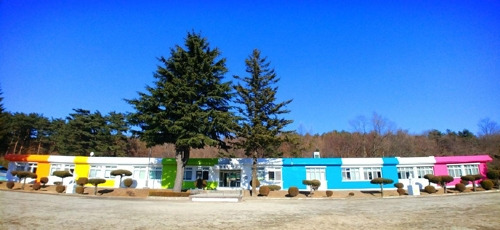 김재식 씨가 색칠한 양양 인구초 임호분교 [강원도교육청 제공=연합뉴스]